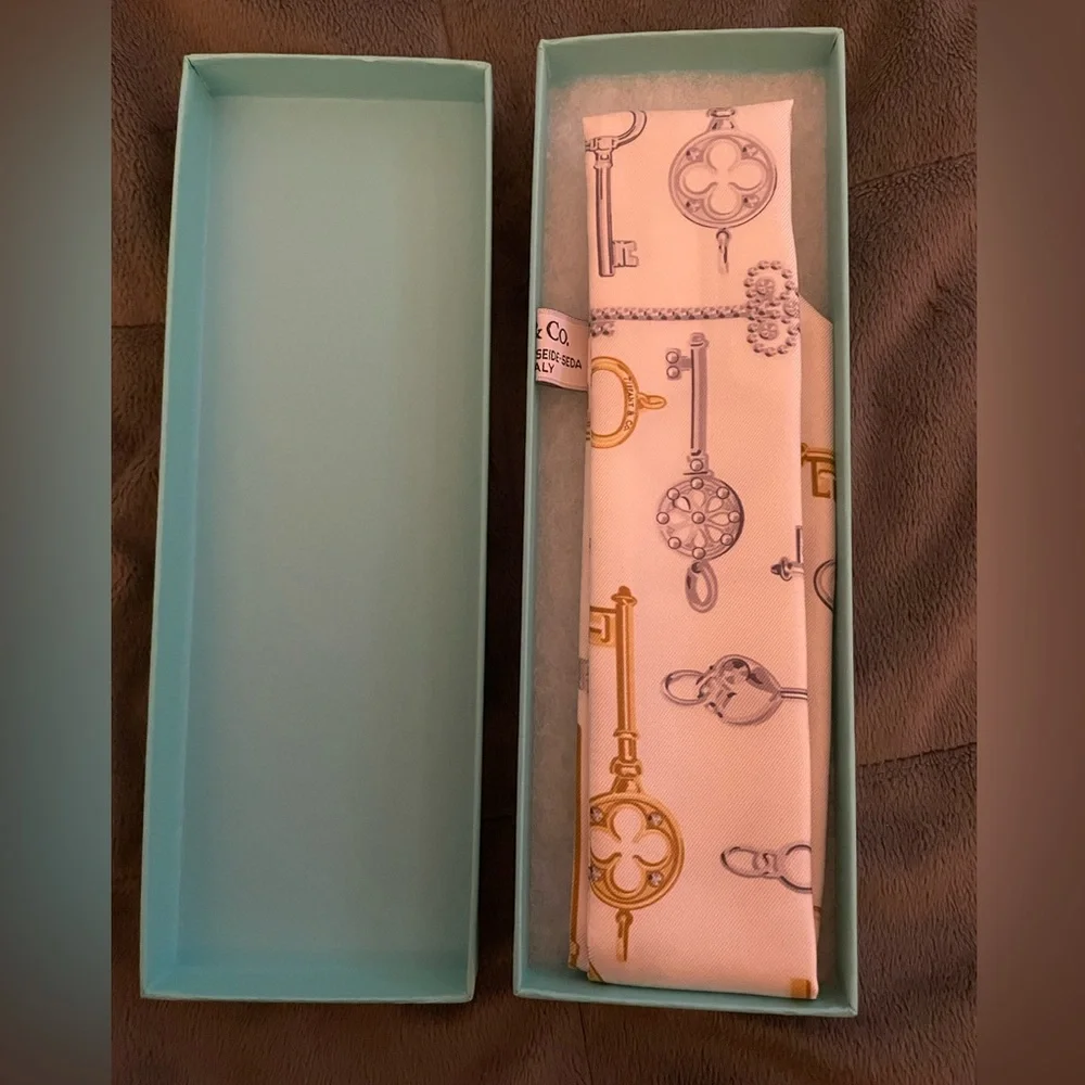 NWT. Tiffany&Co Silk White Scarf Tie/ Twilly Silver Gold Keys Charms - Picture 8 of 8